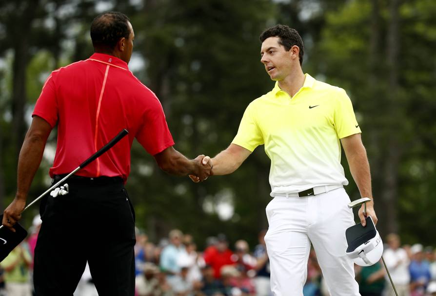 Stretta di mano tra Tiger Woods e Rory McIlroy (Reuters)